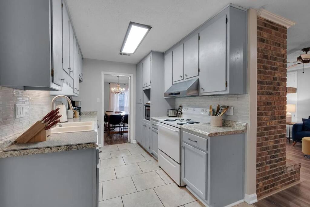 Quiet Relaxing Home - Close To Downtown & Beach 4Br-2Bt بينساكولا المظهر الخارجي الصورة