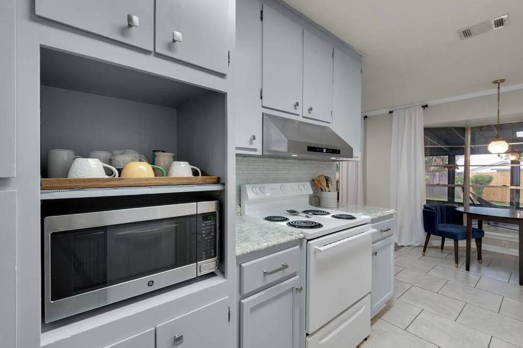 Quiet Relaxing Home - Close To Downtown & Beach 4Br-2Bt بينساكولا المظهر الخارجي الصورة